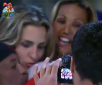 Dinei posa para a foto com a boca no seios de Valesca