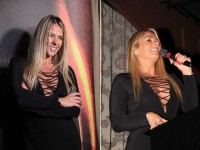 Adriane Galisteu usa vestido com decotão em evento
