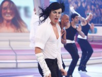 Conheça alguns artistas que se dividem entre atuar e apresentar
