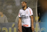 Timão derrota Dragão, assume a liderança e deixa Adriano estrear