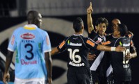 Em jogo de 11 gols, Vasco goleia Aurora e avança na Sul-americana