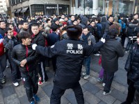 Apple suspende venda de iPhone  em lojas da China após tumulto