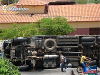 Caminhão tomba e colide em muro de residência em Carnaúba dos Dantas
